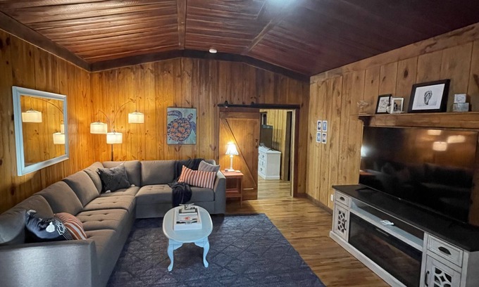 Lanark Village Cabina | Unique cabin close to beach and boat launch!