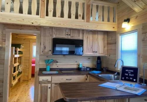 Holly Ridge Casa | Unique Cabin Near Surf City with Loft and Parking