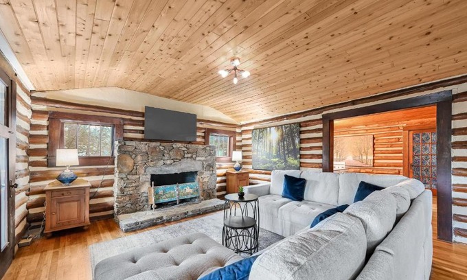 Leicester Casa | Unique Cabin With Hot Tub Close to Town