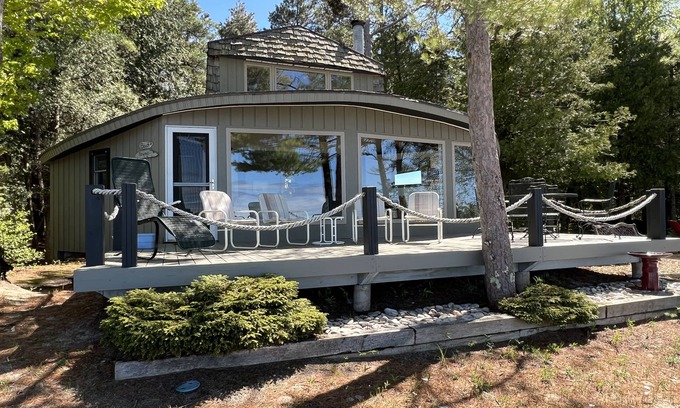 Northport Cabina | Cabaña única con playa privada en el lago Michigan