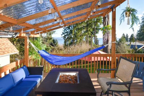 Camano Island Casa | Unique Camano Cabin with Mountain and Water Views