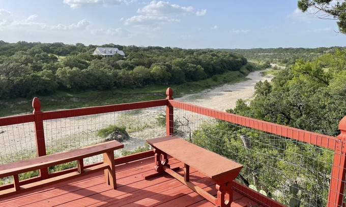 Pipe Creek Cabina | Unique colorful cabin with 360° Hill Country Views!