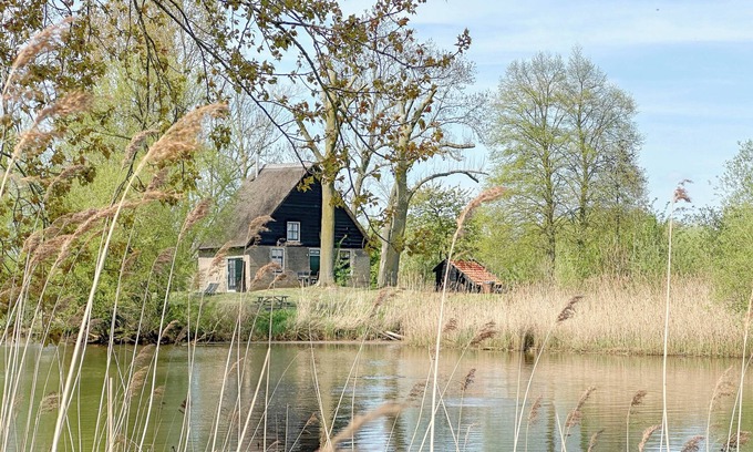 Municipality of Drimmelen Casa | Unique cottage by water near the Biesbosch