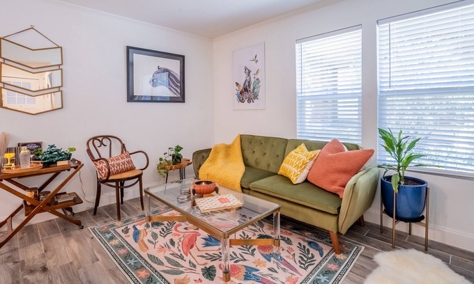 South Manchaca Condominio | Unique, cozy Southside condo with sparkling pool