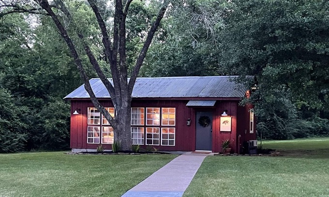 Montgomery Casa | Unique Event Space Sleeps 11 around Wedding Venues