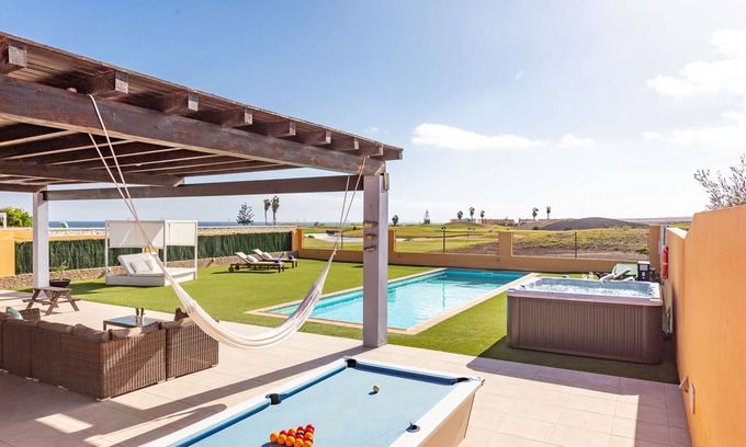 Costa de Antigua Villa | Villa familiar única. Jacuzzi, increíbles vistas, piscina climatizada , A/C