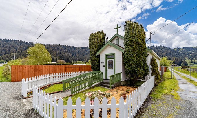 Orick Casa | Unique farm cabin with WiFi, private washer/dryer, & kitchenette