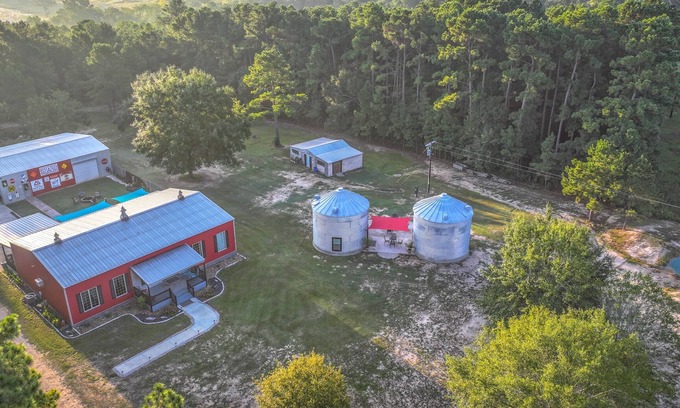Navasota Casa | Unique Farmhouse with relaxing outdoor space- hot tub, fire ring & outdoor beds!