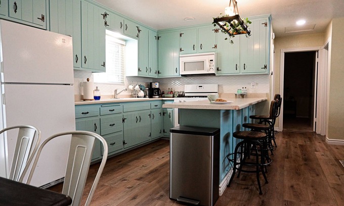Big Bear Cabaña | Unique Fresh Blue Bee Cottage 15 Min From Slopes, Village, Lake
