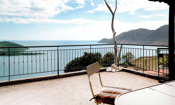 Karvelas Apartamento | Unique Hideaway with Serene Panoramic views!