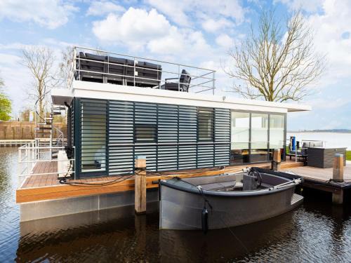 Offingawier Alquiler De Eote | Unique Houseboat on and around the Sneekermeer
