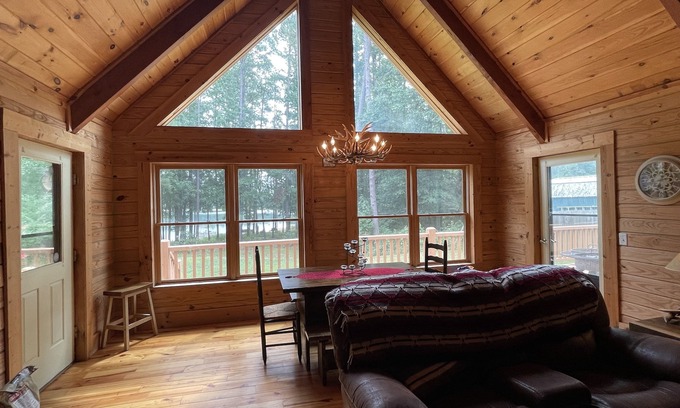 Townville Cabina | Unique lakefront 3 BR cabin directly on Lake Hartwell! 20 min drive to Clemson!