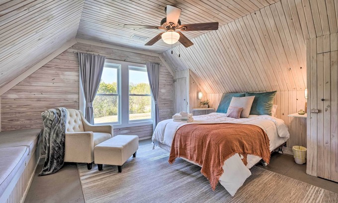 Fruitvale Cabina | Unique Loft Cabin: Fire Pit & Fishing Access!
