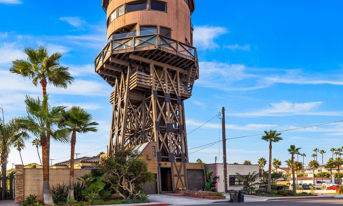 Seal Beach Casa | Unique luxury beach retreat with 360º views, bar/lounge, deck & balcony