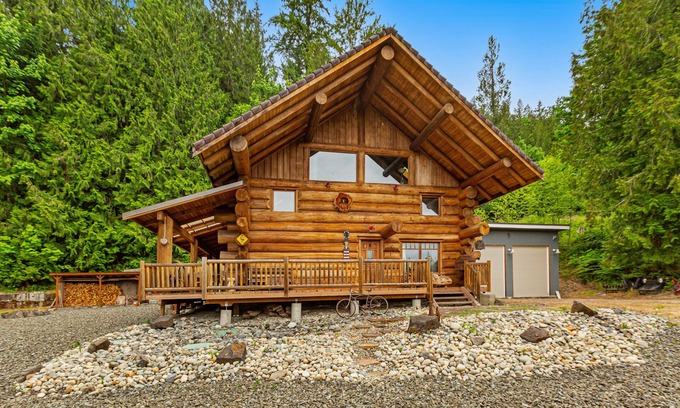 Carnation Casa | Unique mountain view log home with a wood stove, balcony, patio, & board games