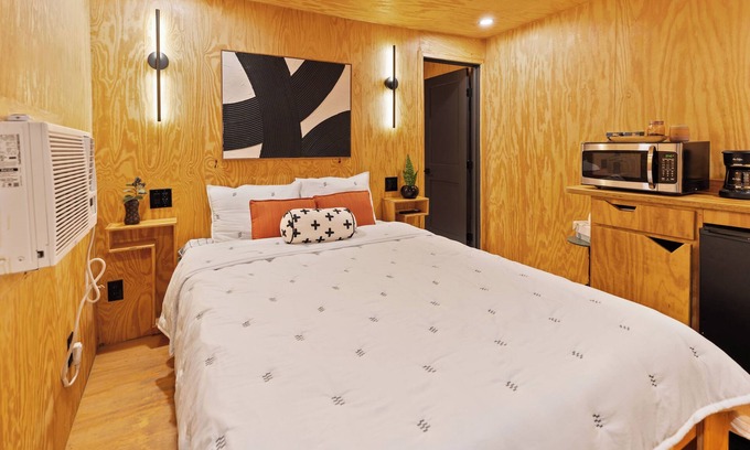 Governmental Mall Apartamento | Unique "NEW" Studio Retreat - Hot Tub - Mins to Downtown, PHX Airport & ASU