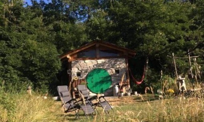 Villa Minozzo Cabina | Unique offgrid forest cabin, hand built using recycled materials.