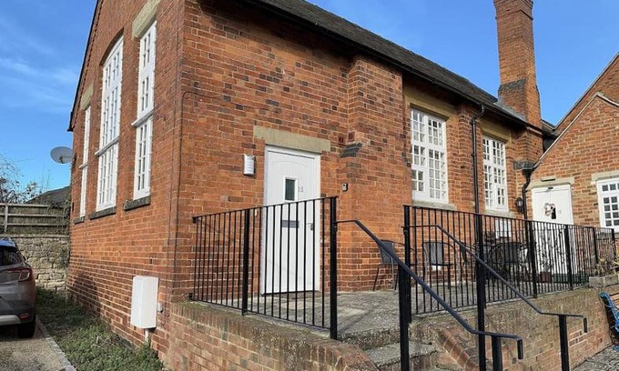 Brackley Casa | Unique Old Auction House