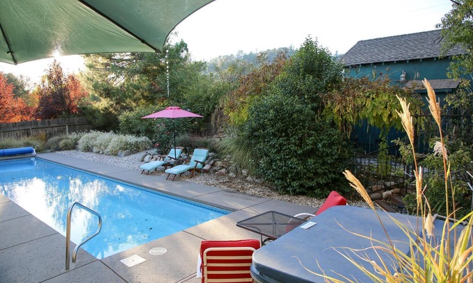 Douglas Flat Apartamento | Unique Property: pool, hot tub, gardens, koi ponds, game building!