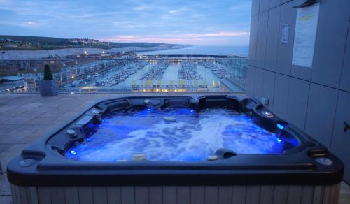 Seafront Apartamento | Unique Sea View Penthouse with Hot Tub