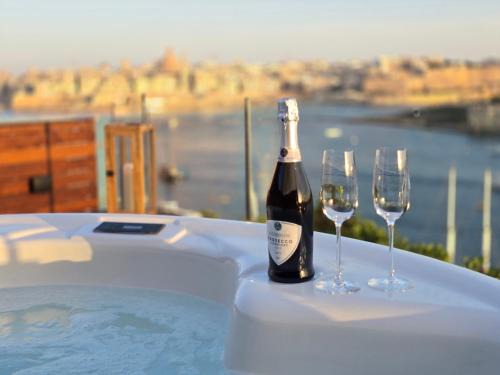 Sliema Apartamento | Unique Seafront Triplex Penthouse with Panoramic Bedroom & Rooftop Jacuzzi overlooking Valletta
