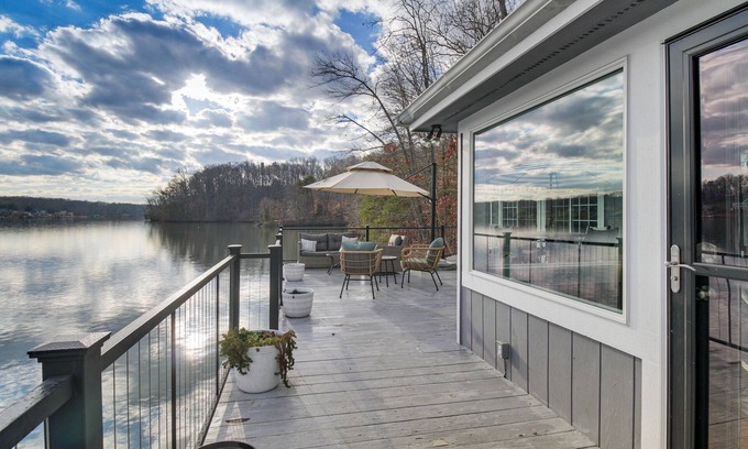 Gladehill Casa | Unique Smith Mountain Lake Home Over Water w/ Dock