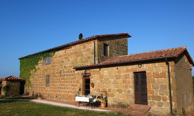 Sorano Otro | Estancia única en Sorano con piscina