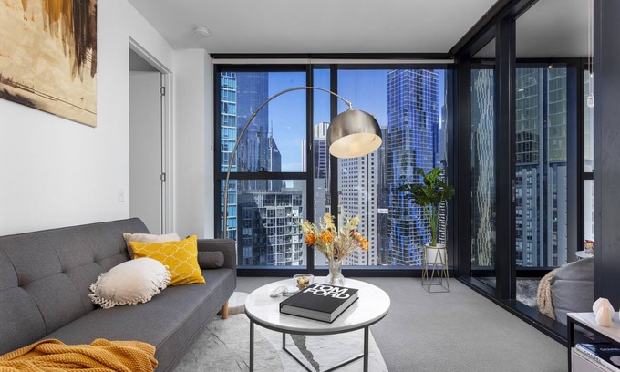 Carlton South Apartamento | Unique & Spacious Retreat - Cozy Balcony City View