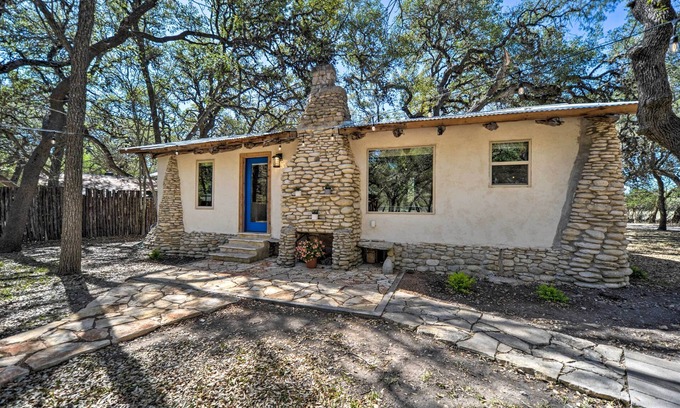 Blanco Cabina | Unique Stay: Historic Home Along Blanco River