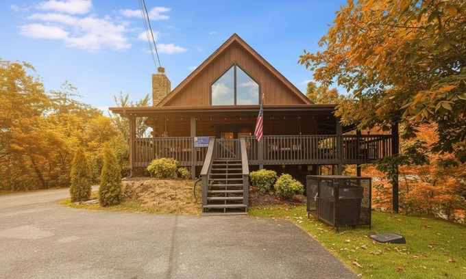 Sevierville Cabina | Unique Stay | Pool | HotTub | Bootlegger Theme