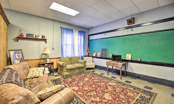 Wilcoe Apartamento | Unique Suite in Refurbished WV Schoolhouse!