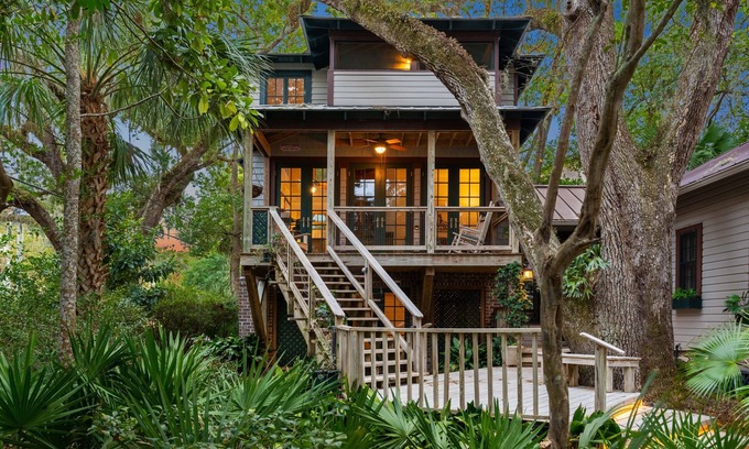 King City Casa | Unique Treehouse near the Village sleeps 6 guests