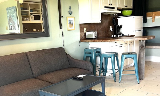 North Truro Condominio | Unidad # 11: Estudio de eficiencia, camas Queen y literas en la planta baja