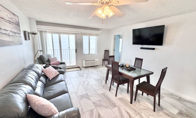 Northeast Virginia Beach Apartamento | Unit 1202 - Your Modern Beach Condo Awaits!