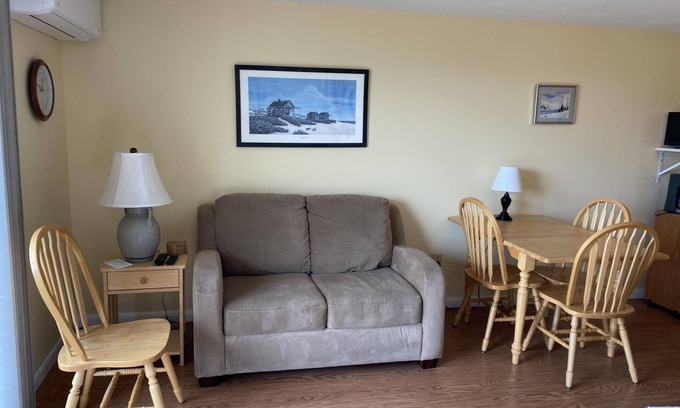 North Truro Condominio | Unidad n. ° 16 - Eficiencia del segundo piso, cama doble y 2 camas individuales, terraza privada, vista de agua distante