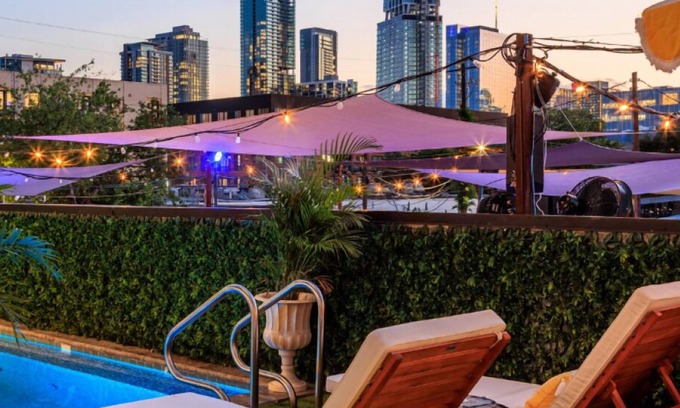 East Cesar Chavez Casa | Inn Cahoots: Hotel de suites en Hip East 6th Street. Perfecto para viajes en grupo!