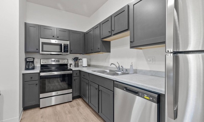 Neenah Apartamento | Unit 3 at Fox Flats (1 Bed/Garage/Washer & Dryer)