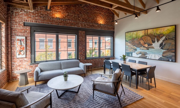 Downtown Asheville Apartamento | Unit 303 offers a unique short-term living experience in down