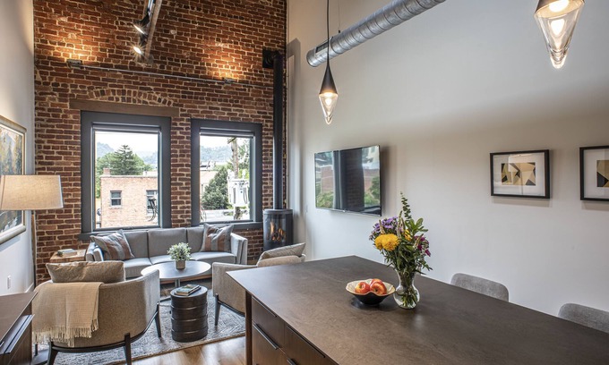 Downtown Asheville Apartamento | Unit 305 offers a unique short-term living experience in downtown