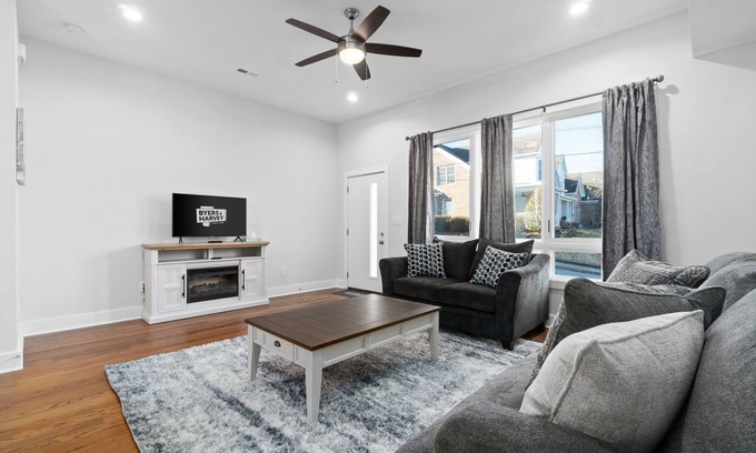 Clarksville Casa | Unit #C 527 N 1st St