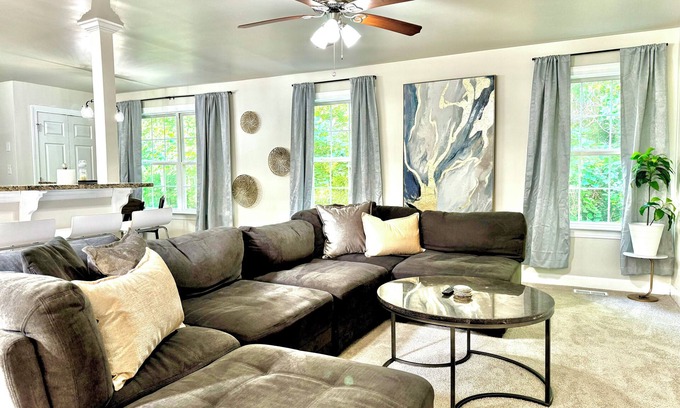 Davis Lake - Eastfield Casa | University City 4BR Retreat: Style & Space for 10