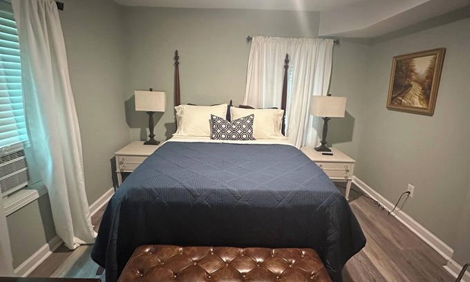 Chapel Hill Apartamento | University Creek is a one bedroom apt. 3.5 miles from UNC on a small creek.