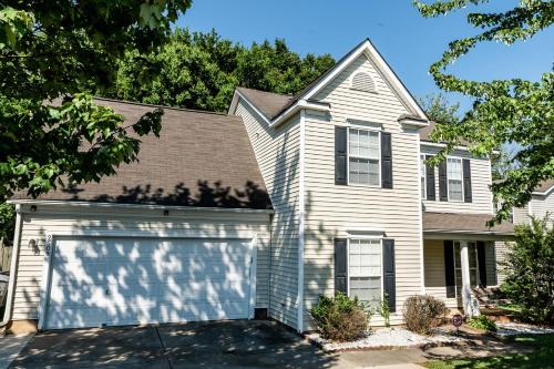 Charlotte Casa | University Escape with hot tub and fire pit
