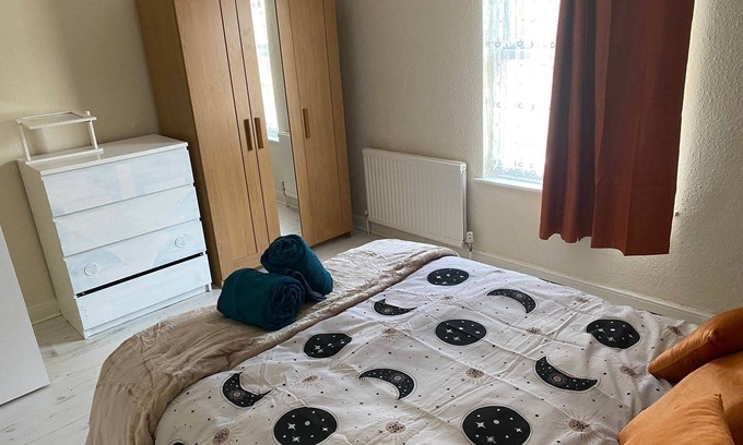 Northampton Casa | University, Train Station, Buses, Restaurant's, Hospitals, Town Centre , Museum
