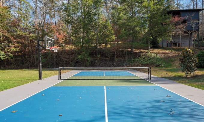 Sevierville Cabina | Unmatched Family Retreat I Pickleball I Basketball I Arcade I Playroom I Bar