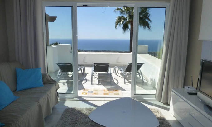 Marbella Apartamento | Apartamento con vistas al mar sin obstáculos y sin obstáculos en las alturas de Marbella