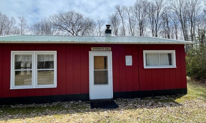 Gleason Cabina | Unplug from it all at a lovely 2-bedroom cabin nestled in the woods!
