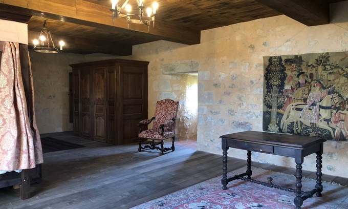 Montreuil-Bonnin Otro | Unusual medieval bed and breakfast
