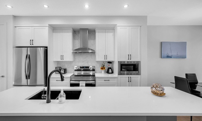 Calgary Casa | Unveiling Serene Sophistication:Your Ideal 3 Bedroom Escape in Northwest Calgary