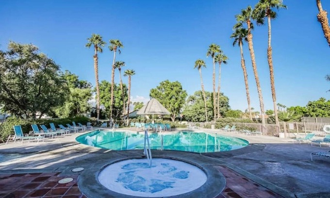Palm Desert Condominio | Unwind *3 Pools/11 Hot tubs * 2/2 w/Kitchen for 6!